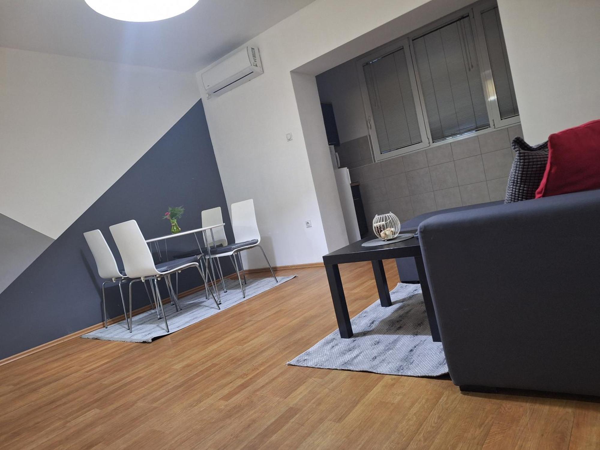 1 Apartment *