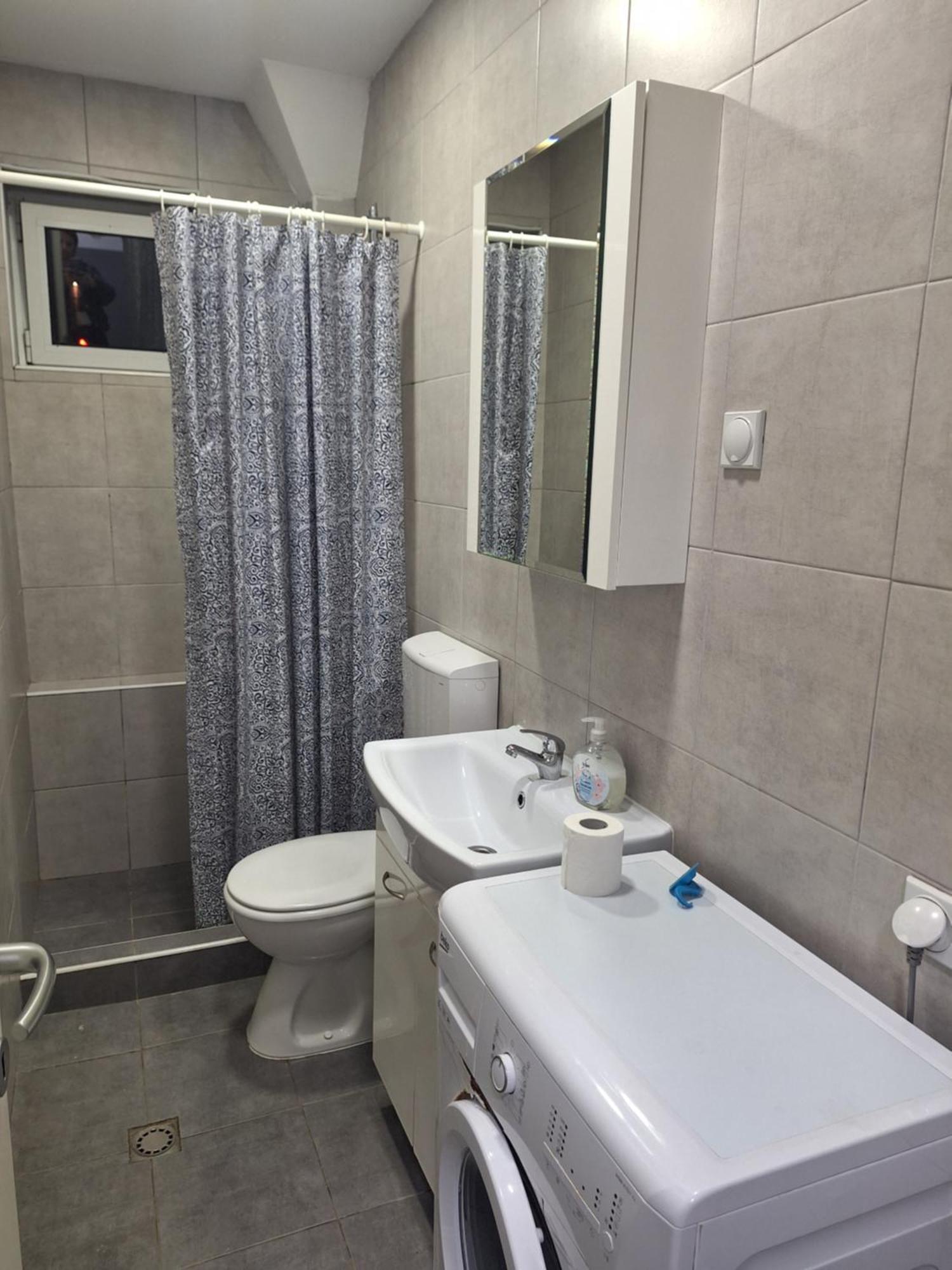 1 Apartment *