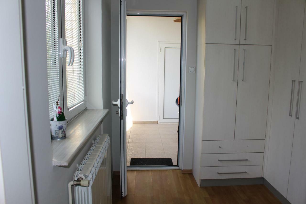 1 Apartment *